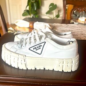 Prada tenis shoes in good conditions